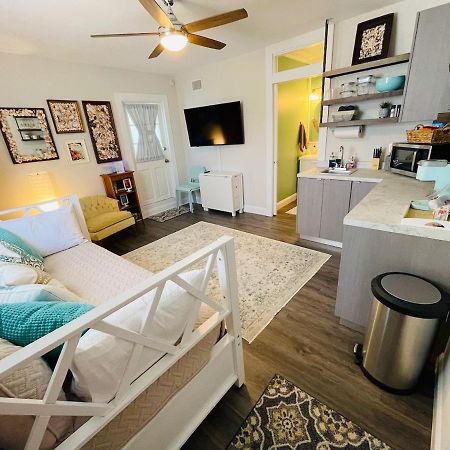 Coastal Chic Suite With Kitchenette And Private Entrance เซนต์ปีเตอร์สเบิร์ก ภายนอก รูปภาพ