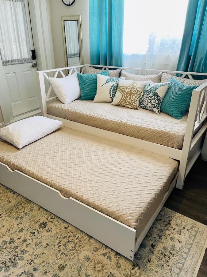 Coastal Chic Suite With Kitchenette And Private Entrance เซนต์ปีเตอร์สเบิร์ก ภายนอก รูปภาพ